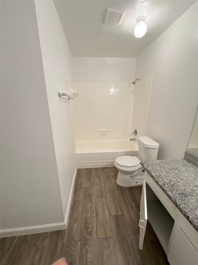 Building Photo - 5625 Antoine Dr