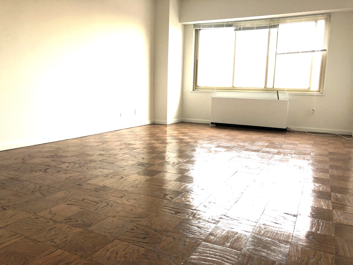 Large living room - 2600 Netherland Ave