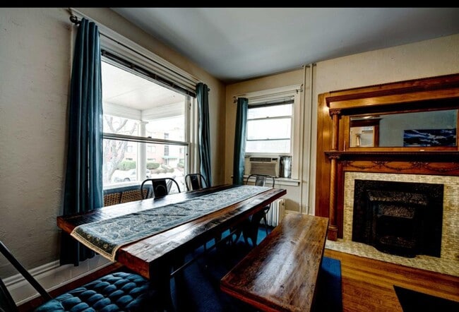 Building Photo - Beautiful two story unit with Victorian charm
