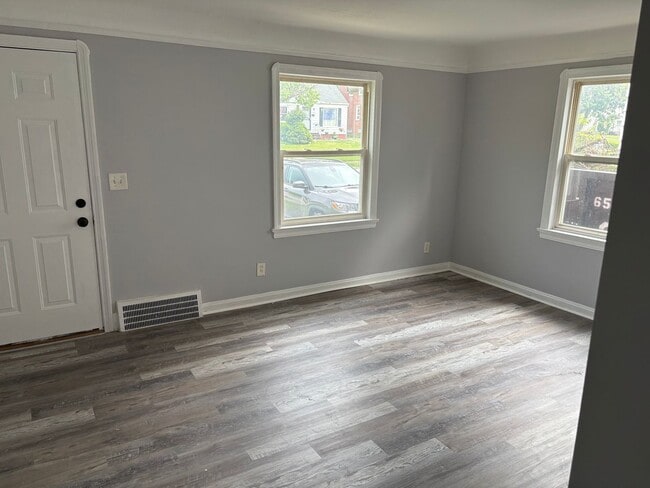 Building Photo - Maple Heights Single