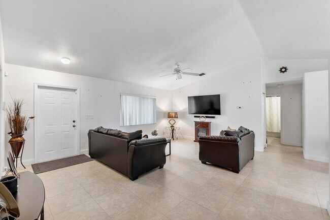 Building Photo - 16367 83rd Pl N