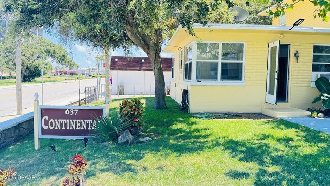 Building Photo - 637 N Oleander Ave