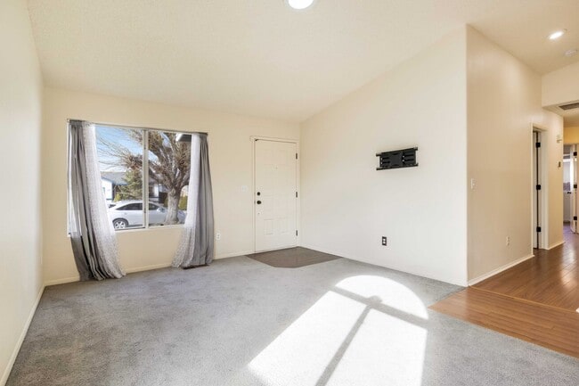 Building Photo - Well Maintained 3 Bedroom, 2 Bath Home