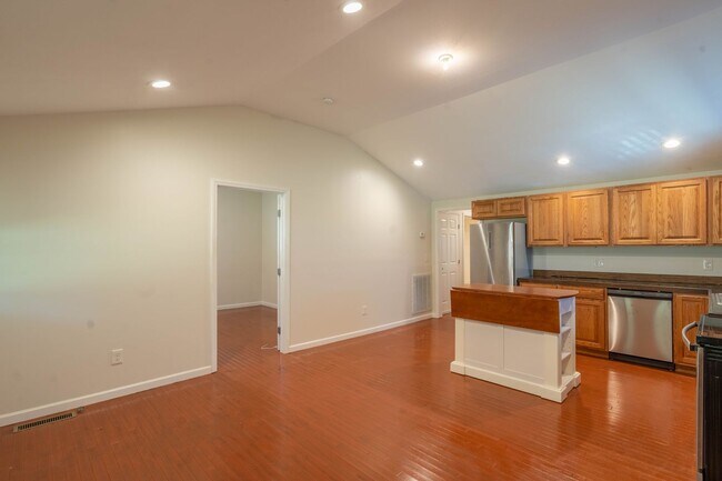 Building Photo - 2 bed and 2 bath house with garage and par...