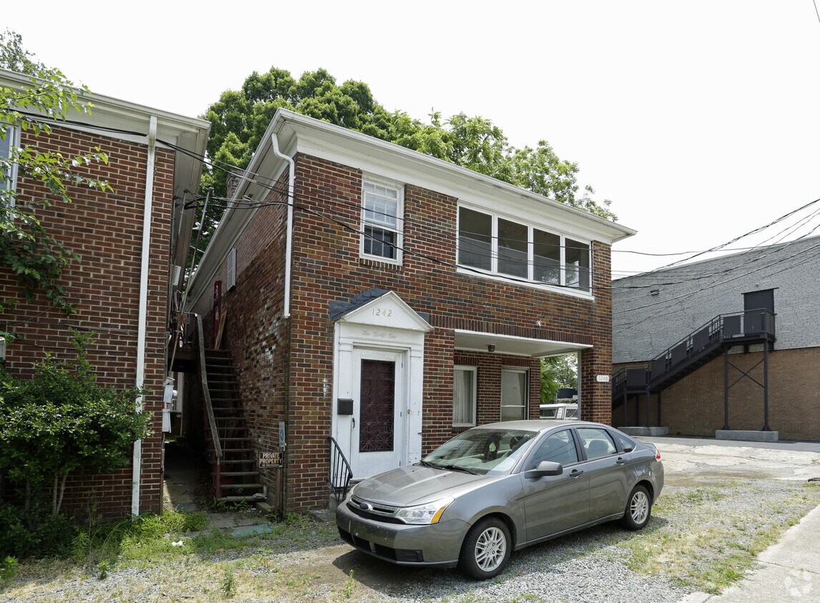 Building Photo - 1400 Park Dr