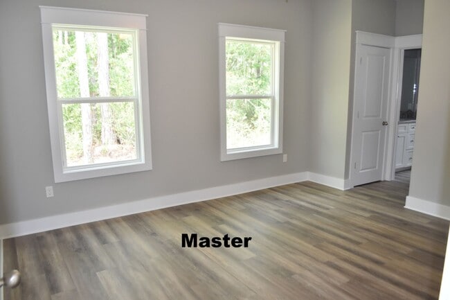 Foto del edificio - Brand New 3 Bedroom 2 Bath Custom Craftsman Available Mid September