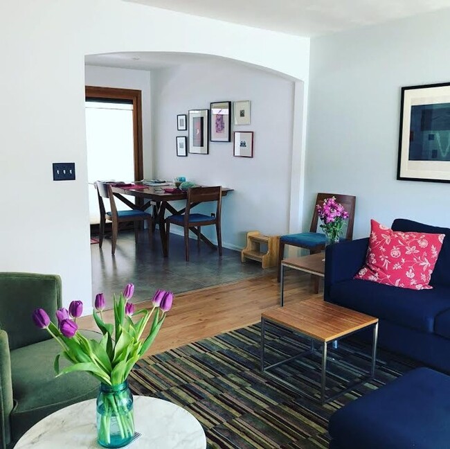 Foto del edificio - Updated 4 Bed 2 Bath Home In Ideal South B...