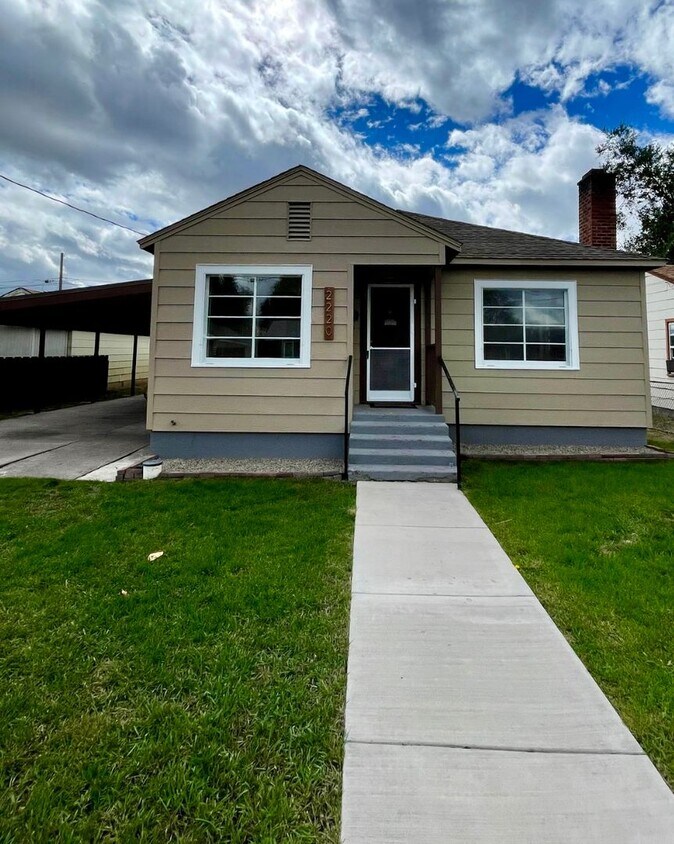Foto principal - Freshly renovated 2bdrm, 1 bath house with...