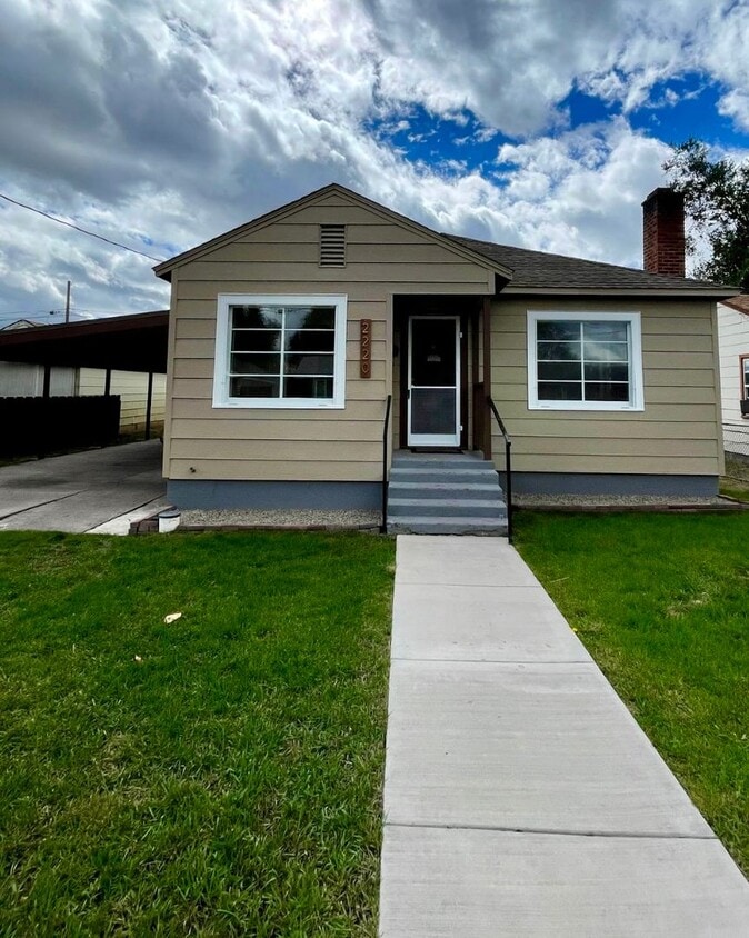 Primary Photo - Freshly renovated 2bdrm, 1 bath house with...