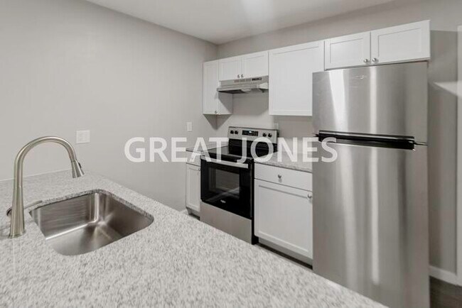 Foto del edificio - 116 Kingsway Dr