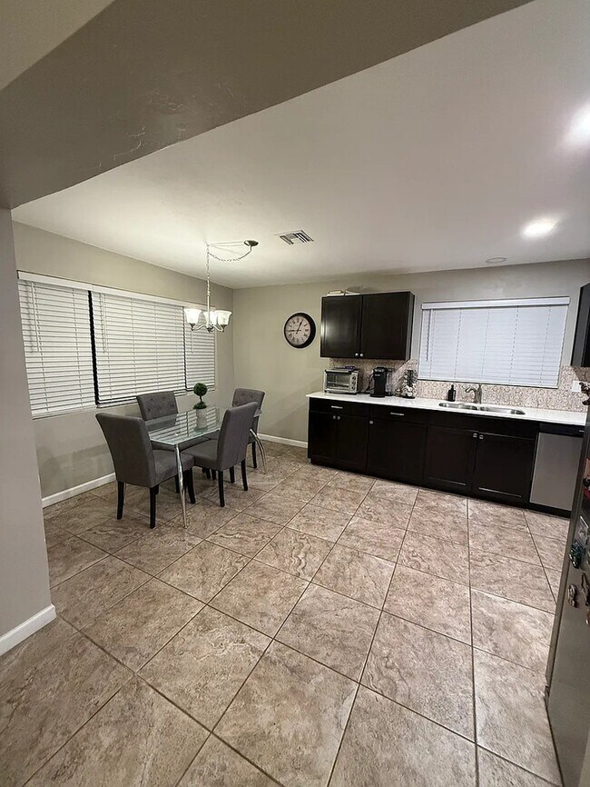 Foto del edificio - HOUSE FOR RENT