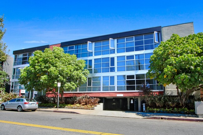 Foto del edificio - Barrington Avenue Apartment Homes