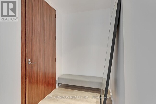 Photo du bâtiment - 180 University Ave