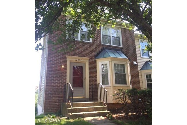 Building Photo - SPACIOUS END  UNIT TH
