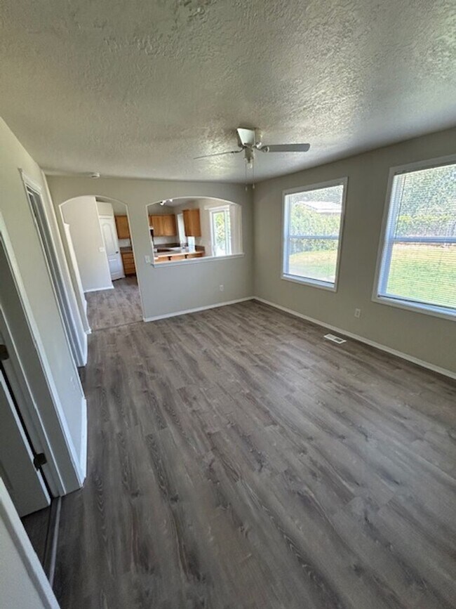 Building Photo - Cute Caldwell Home