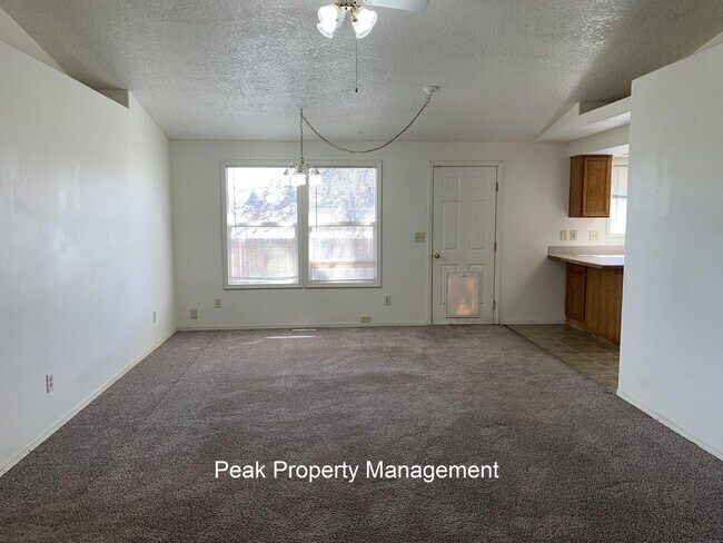 Building Photo - 2611 Sunflower Dr