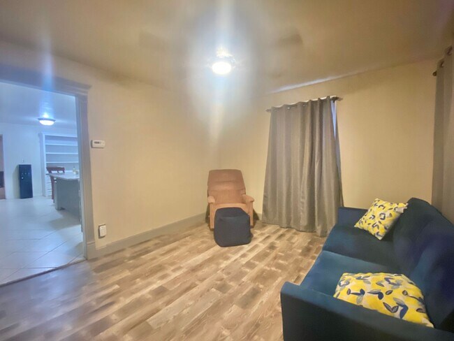 Foto del edificio - PRE- LEASING NOW for 2 bed 2 bath updated ...
