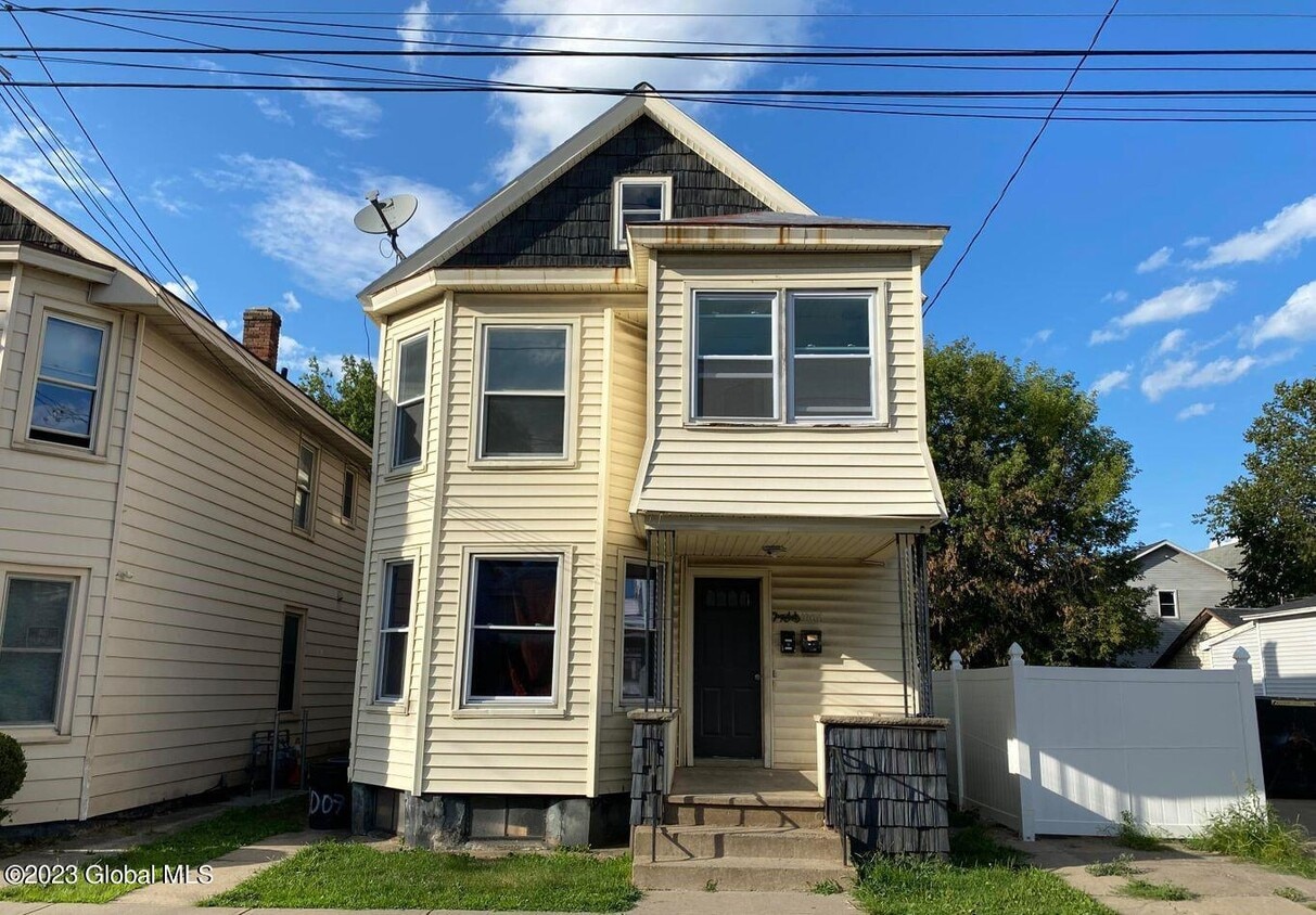 1007 Strong St Unit 2, Schenectady, NY 12307 Room for Rent in