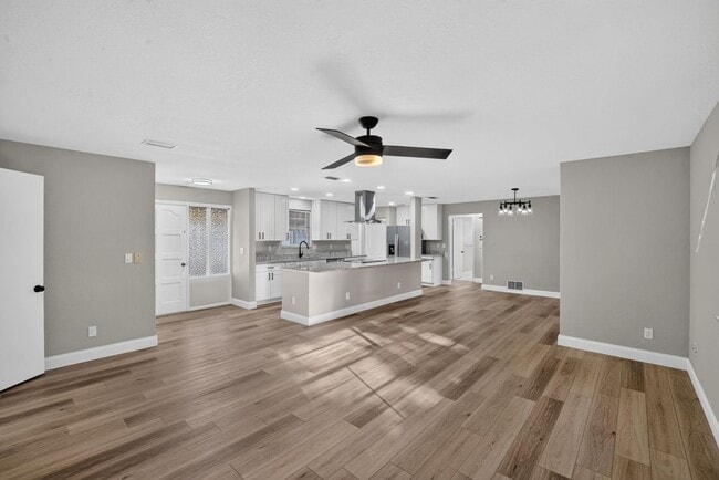 Building Photo - 791 Lindenwood Cir E
