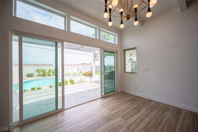 Foto del edificio - 330 E Country Club Dr