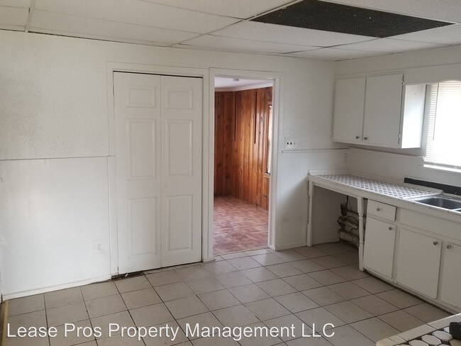 Building Photo - 12731 Sarsfield Ave