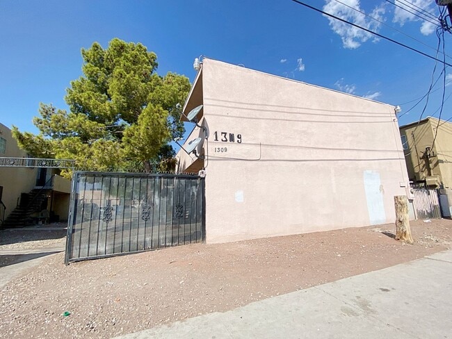 Building Photo - Remodeled 2 Bedroom and 1 Bath Unit Near E...