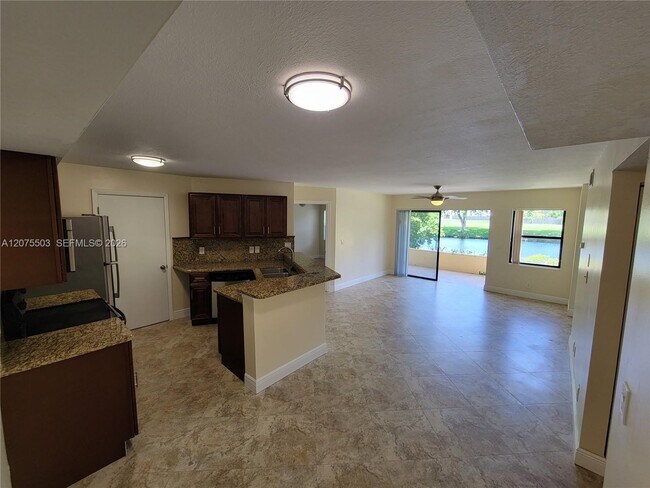 Building Photo - 9999 Summerbreeze Dr
