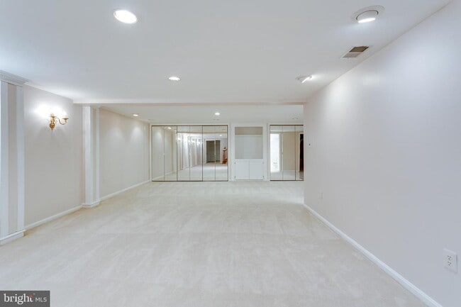 Building Photo - 8467 Clover Leaf Dr