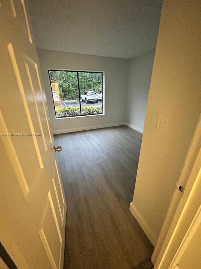 Foto del edificio - 3247 Coral Lake Way
