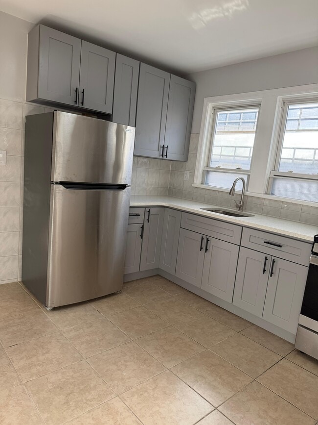 Foto del edificio - 8715 Sutter Ave