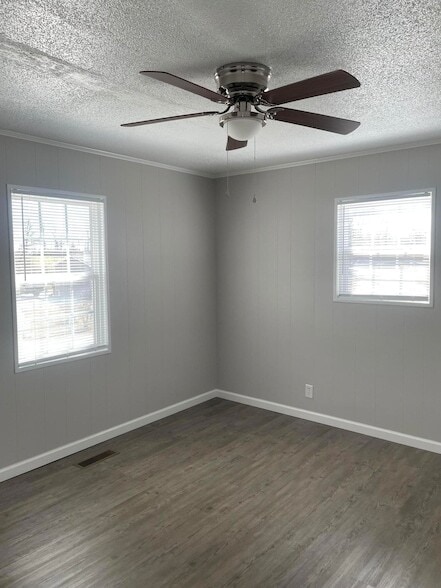 Building Photo - 925 Lowery St NE