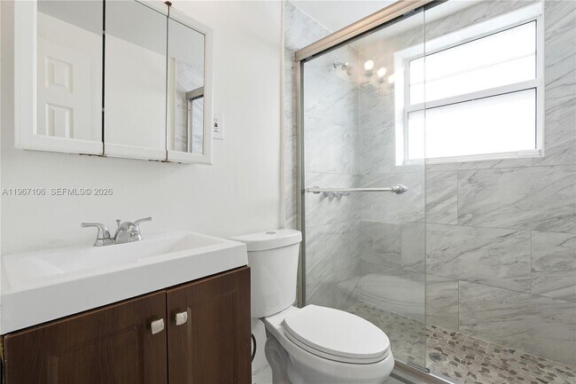 Foto del edificio - 7530 Dickens Ave