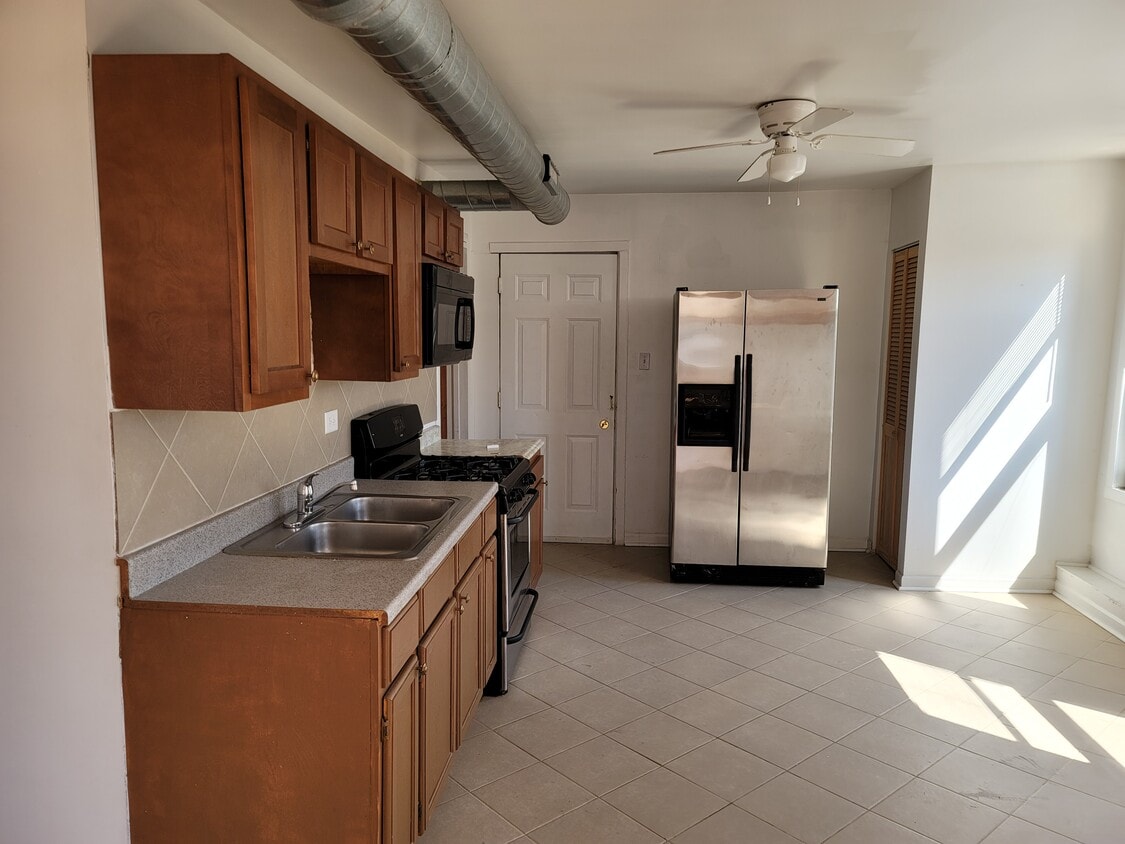 Primary Photo - 2235 N Western Ave