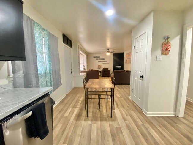 Building Photo - Newly remodeled 3 bed 2 bath now available (furniture incl.)