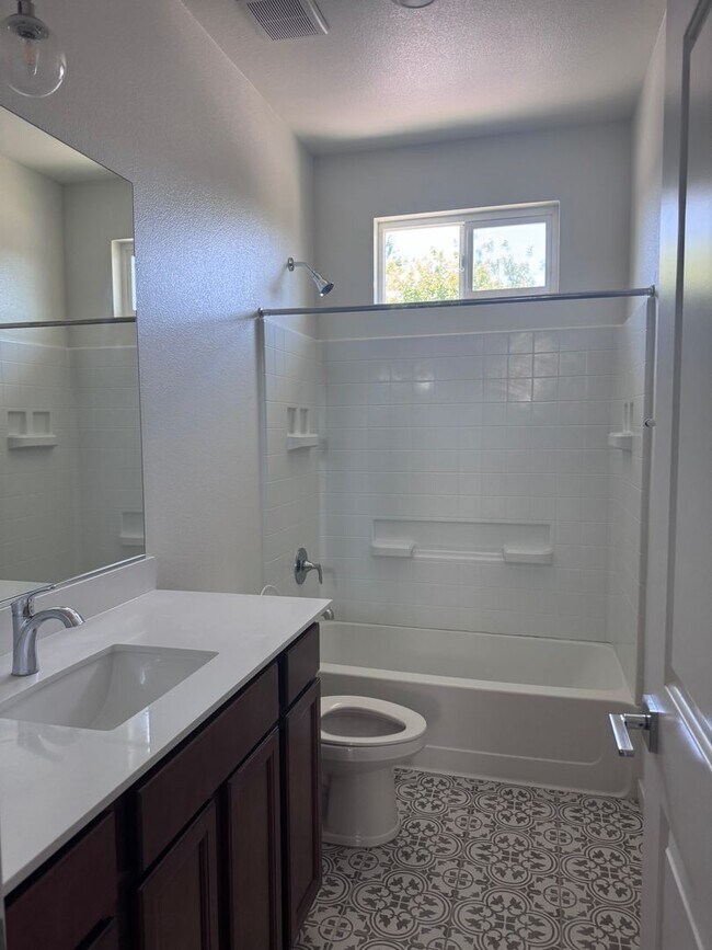 Foto del edificio - 3 BR/2.5BA | Newly Renovated Single Family Home | 1-Car Garage |Near Franklin Blvd!