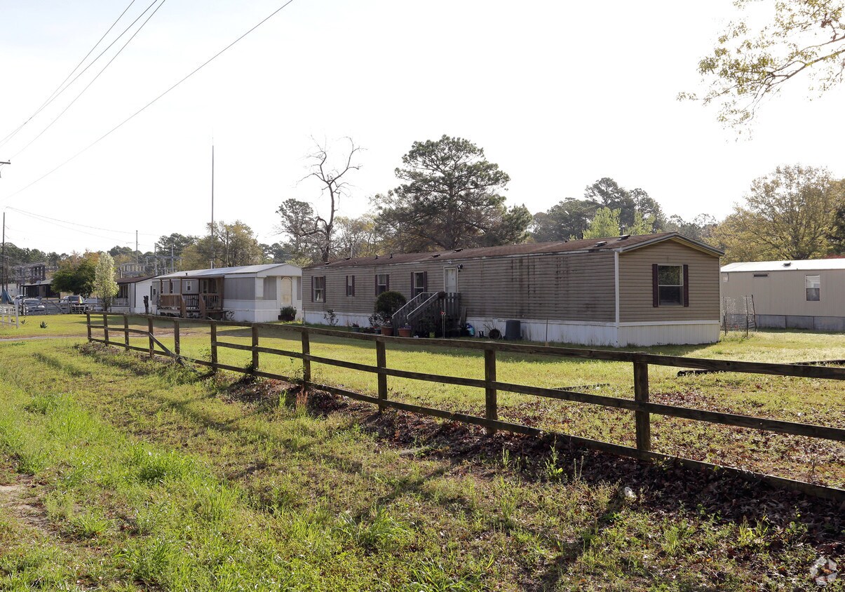 Building Photo - Graves Trailer Park
