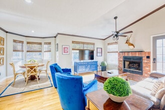 Building Photo - 1072 Valley View Dr