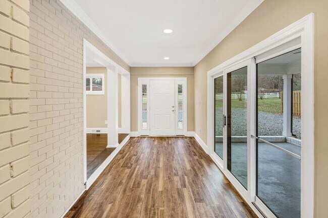 Building Photo - 6915 Lakeside Dr