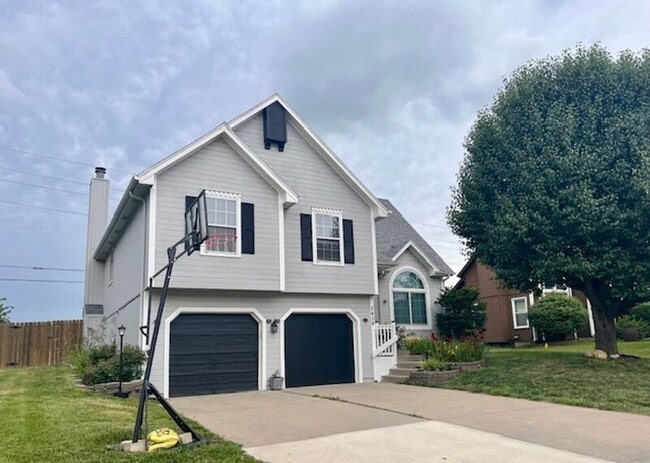 Building Photo - 5404 NE Holiday Dr