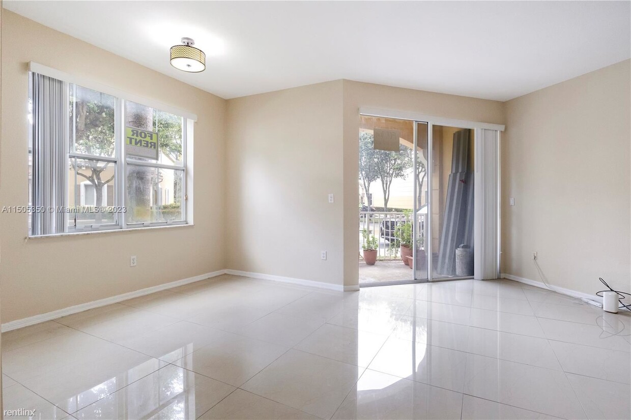 Foto principal - 3 br, 2.5 bath Condo - 8912 W Flagler St A...