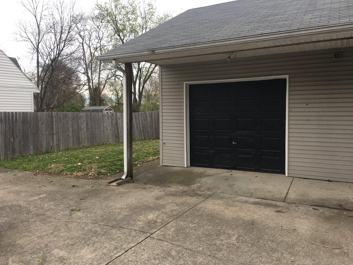 Primary Photo - 108 E Brooks Ave
