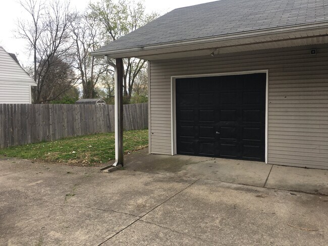 Foto del edificio - 108 E Brooks Ave