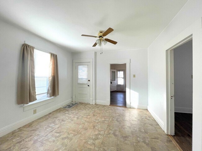 Building Photo - Two Story - 3 bed 2 bath home
