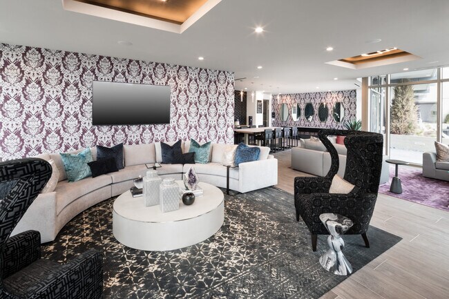 Foto del edificio - The world is yours in this Dallas Studio!