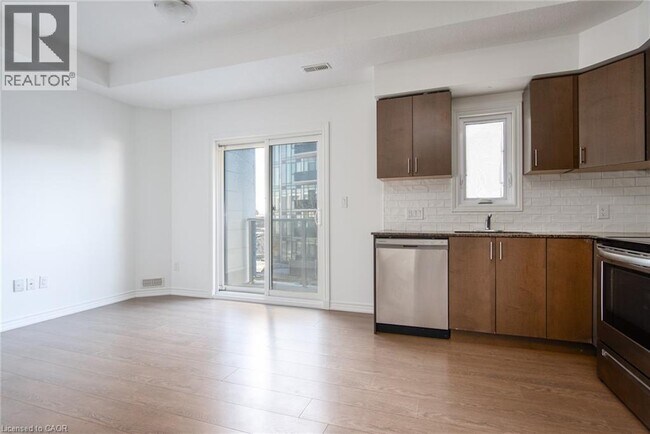 Photo du bâtiment - 1430 Highland Rd W