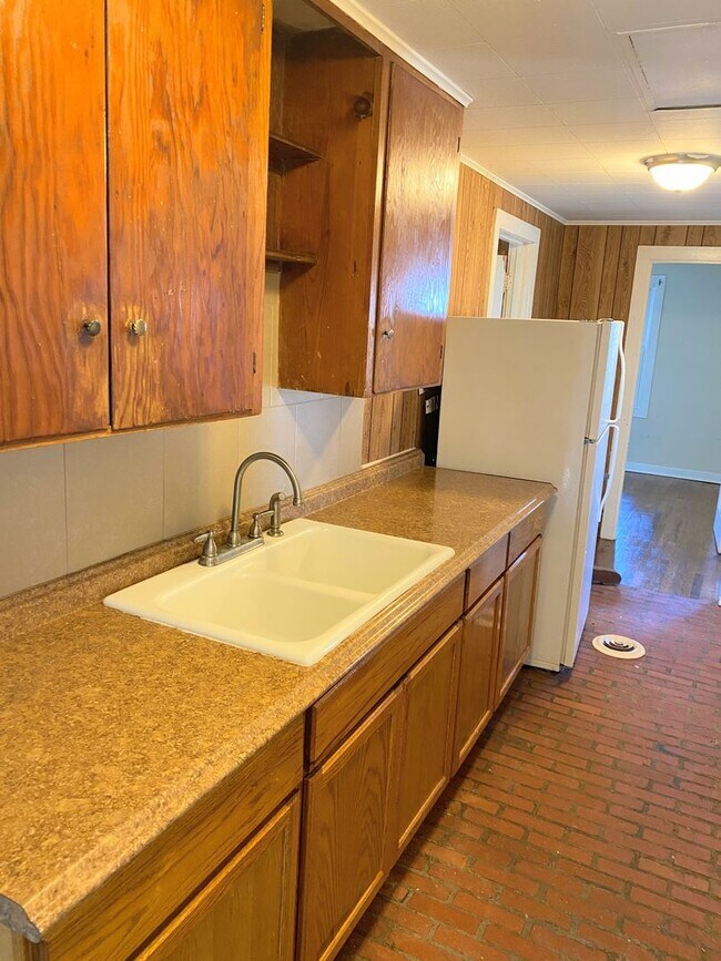 Building Photo - 3 Bedroom 1 Bathroom house