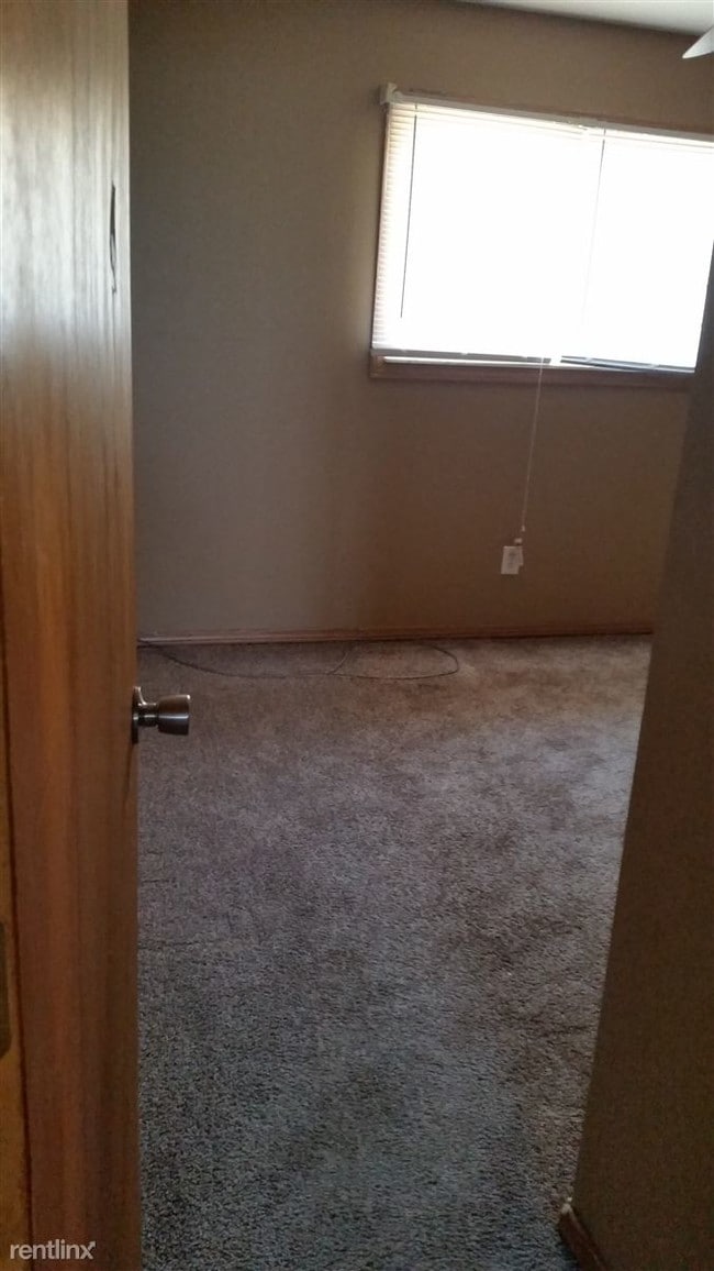 Foto del edificio - 3 br, 1 bath House - 15859 Wellington St