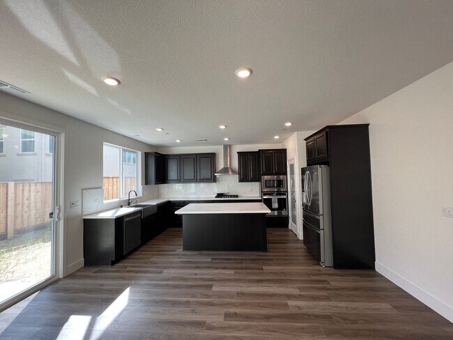 Building Photo - Gorgeous Nearly New Home With Solar 4 Bed,...