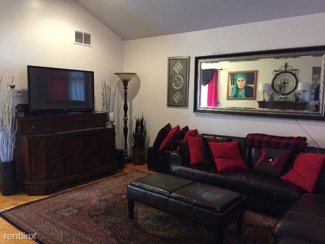 Building Photo - 3 br, 2 bath House - 419 W Root St
