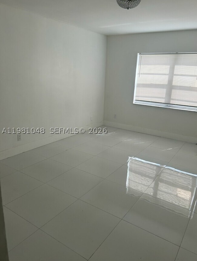 Foto del edificio - 3048 Sunrise Lakes Blvd